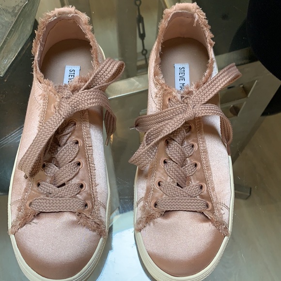 Steve Madden Shoes - Steve Madden pink sneakers with fringe